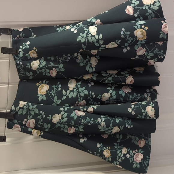 Lauren Conrad pleated garden skirt - Picture 5 of 11